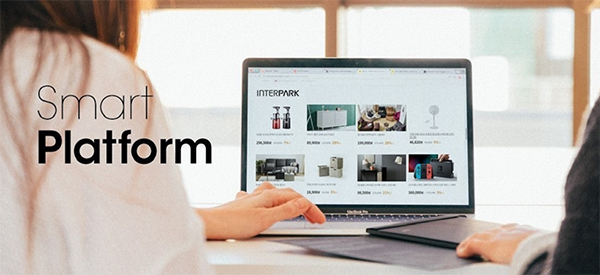 Smart Platform - A woman browsing Interpark's website on her laptop