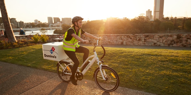 Repartidor de Domino's en bicicleta