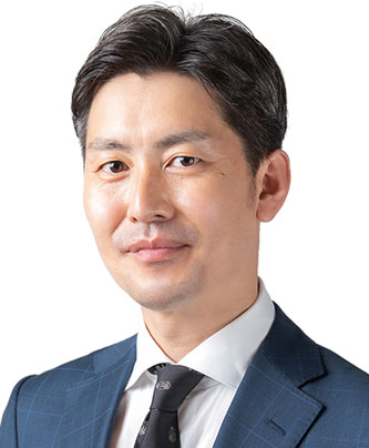 Professional business portrait of an Akase case study speaker in a suit, suitable for use in business or case study materials.