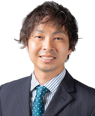 Portrait of Akase case study speaker in a suit with a blue polka dot tie, used for AWS Japan solution case studies.