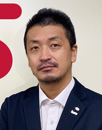 A business professional in a suit, featured against a neutral background, intended for use in a solution case study on the AWS Japan website.